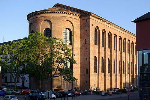 1024px-Trier_Konstantinbasilika_BW_1.JPG