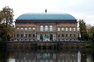 Foto: Das K21 in Düsseldorf, früher das Ständehaus in Düsseldorf. Das Gebäude hat eine moderne Glaskuppel, das Gebäude selbst ist an die italienische Renaissance und den französischen Baustil von 16. Jahrhundert angelehnt.
