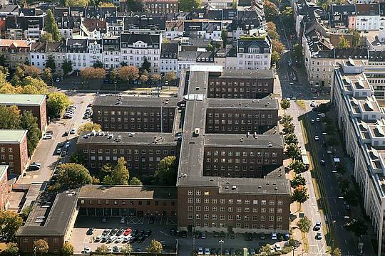 1200px-Duesseldorf_-_Polizeipraesidium__Rheinturm__01_ies.jpg