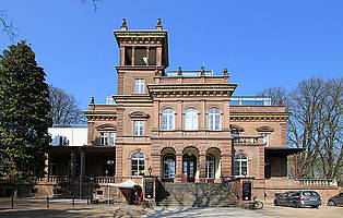 800px-Bruehl_Kaiserbahnhof_Parkseite.JPG