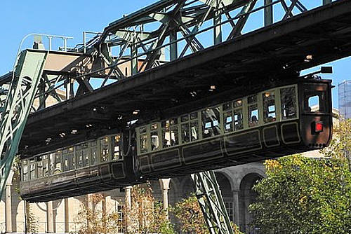 800px-Wuppertal__Kaiserwagen_der_Schwebebahn_kurz_vor_der_Einfahrt_in_die_Station__Landgericht__314px.jpg