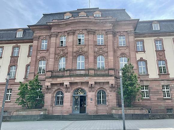 Das Gebäude der preußischen Rheinprovinz am Rheinufer in Koblenz.