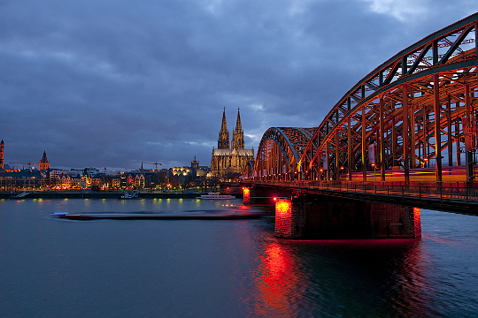 Foto: Hohenzollernbrücke und Kölner Dom bei Nacht